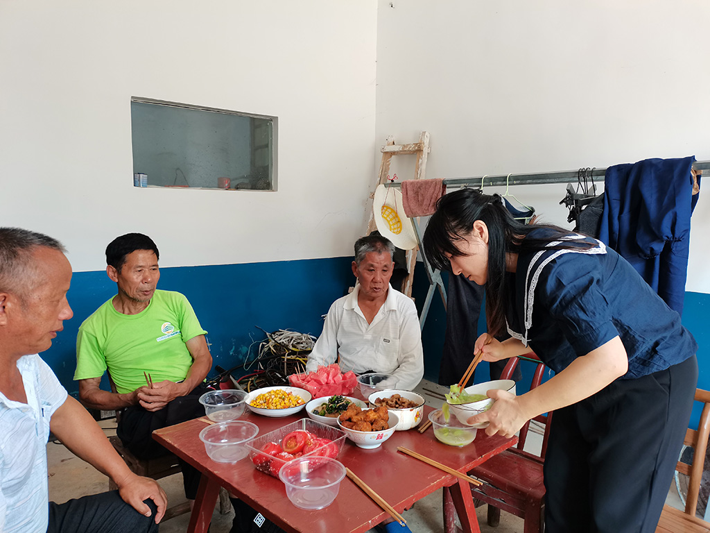 圖2為特困空巢老人開展幸1餐桌服務(wù).jpg 圖2為特困空巢老人開展幸1餐桌服務(wù).jpg