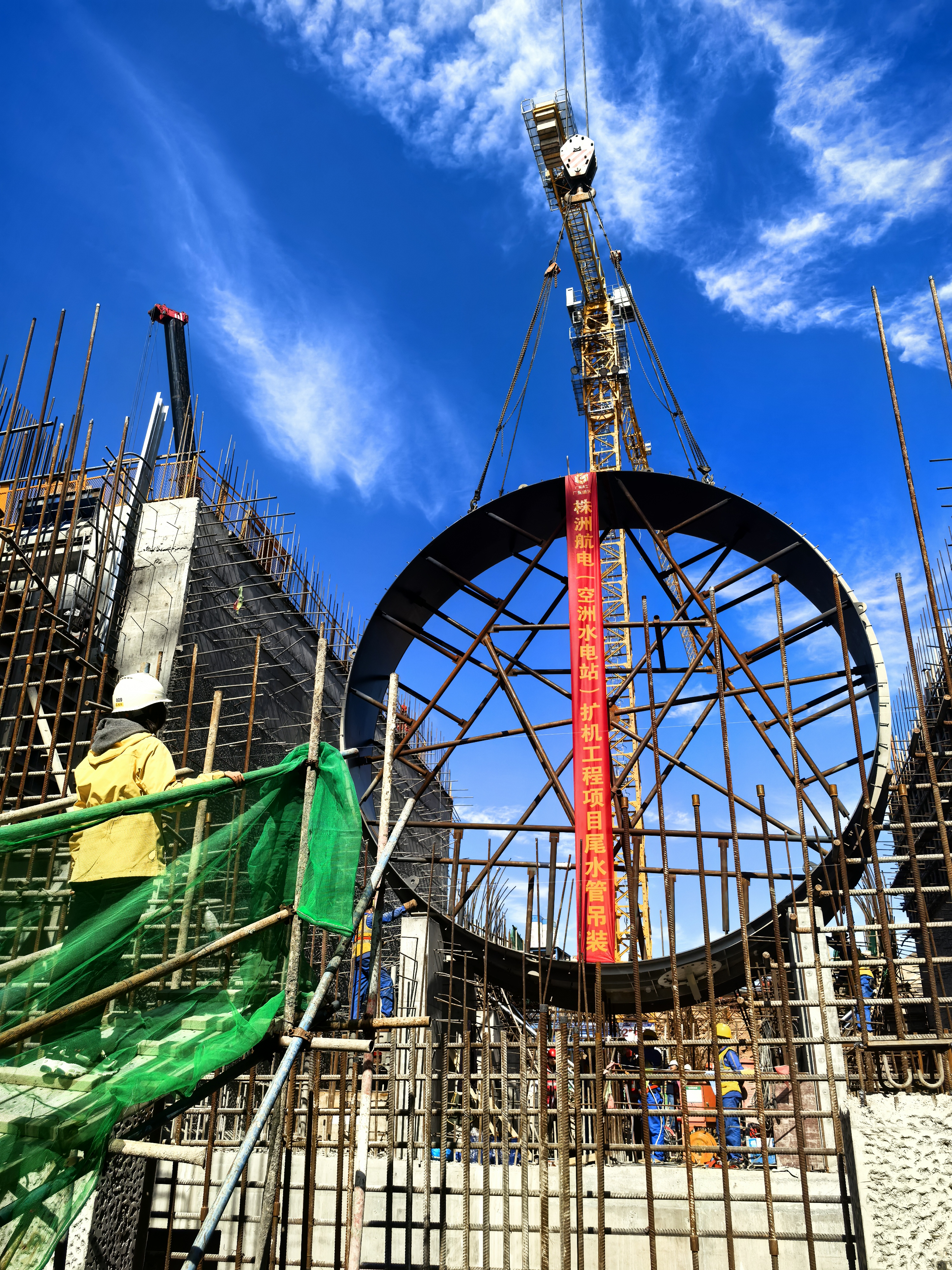 株洲航電（空洲水電站）擴(kuò)機(jī)工程項(xiàng)目 首節(jié)尾水管順利完成吊裝